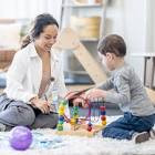 Profissional realizando avaliação infantil